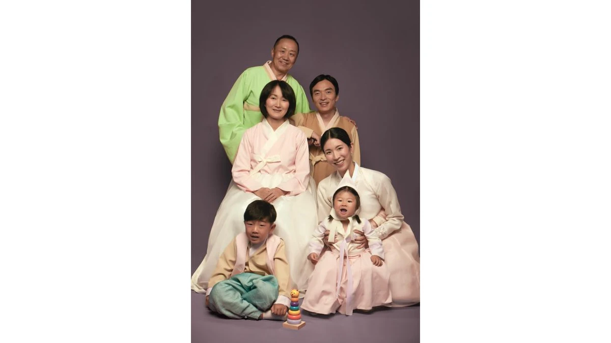 O uso do "hanbok" e jogos tradicionais como o "yutnori" completam a celebração por acervo pessoal e Canva