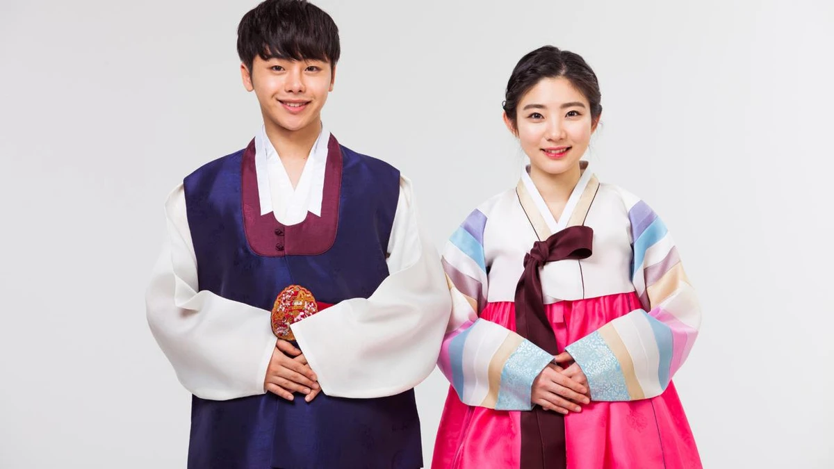 O uso do "hanbok" e jogos tradicionais como o "yutnori" completam a celebração por acervo pessoal e Canva