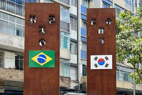 No Brasil, especialmente em São Paulo, onde está concentrada a maior parte da comunidade coreana, o Seollal é celebrado com a mesma essência da Coreia por acervo pessoal e Canva