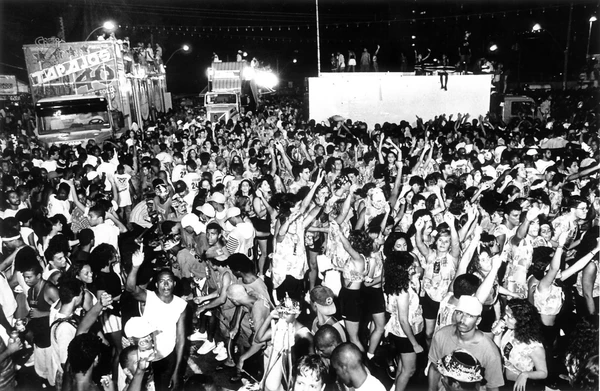 Carnaval na Barra - 1996 por Marcio Costa - Arquivo Correio