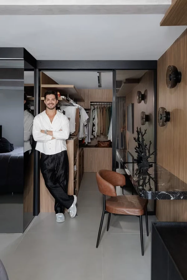 Com piscina na cobertura e décor brutalista, o tríplex de Igor Cosso e Heron Leal chama atenção em Ipanema por Gustavo Bresciani/Divulgação