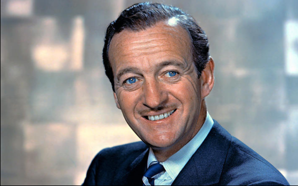 Nos anos 1980, David Niven passou a apresentar sintomas como fraqueza muscular e dificuldades motoras. Diagnosticado com ELA, viveu cerca de três anos com a doença antes de morrer, em 1983. por Reprodução