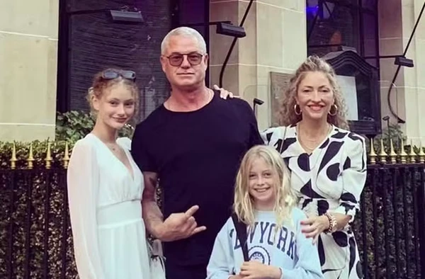 Eric Dane com Rebecca Gayheart e as filhas, Billie e Georgia