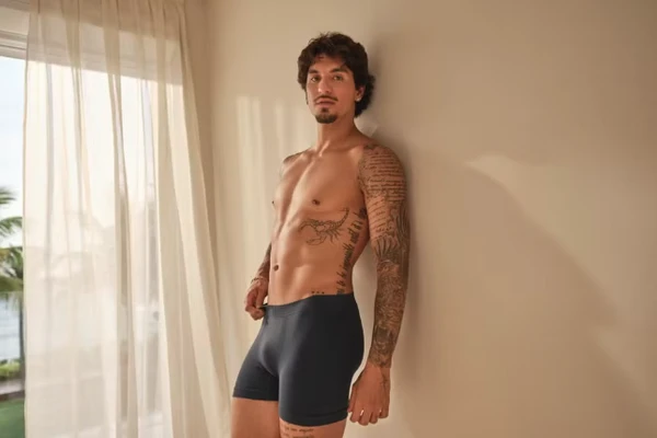 Gabriel Medina em ensaio fotográfico sensual por Reprodução | Hope