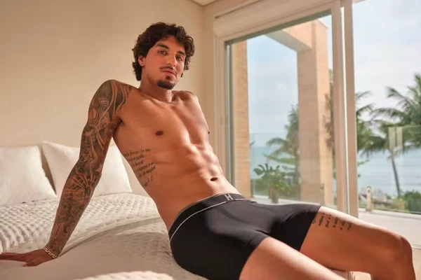 Gabriel Medina em ensaio fotográfico sensual por Reprodução | Hope