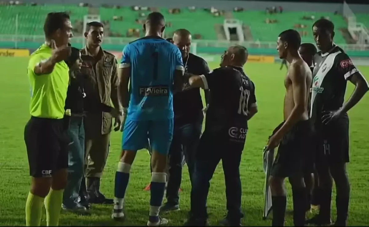 Goleiro Bruno recebe atendimento por Reprodução