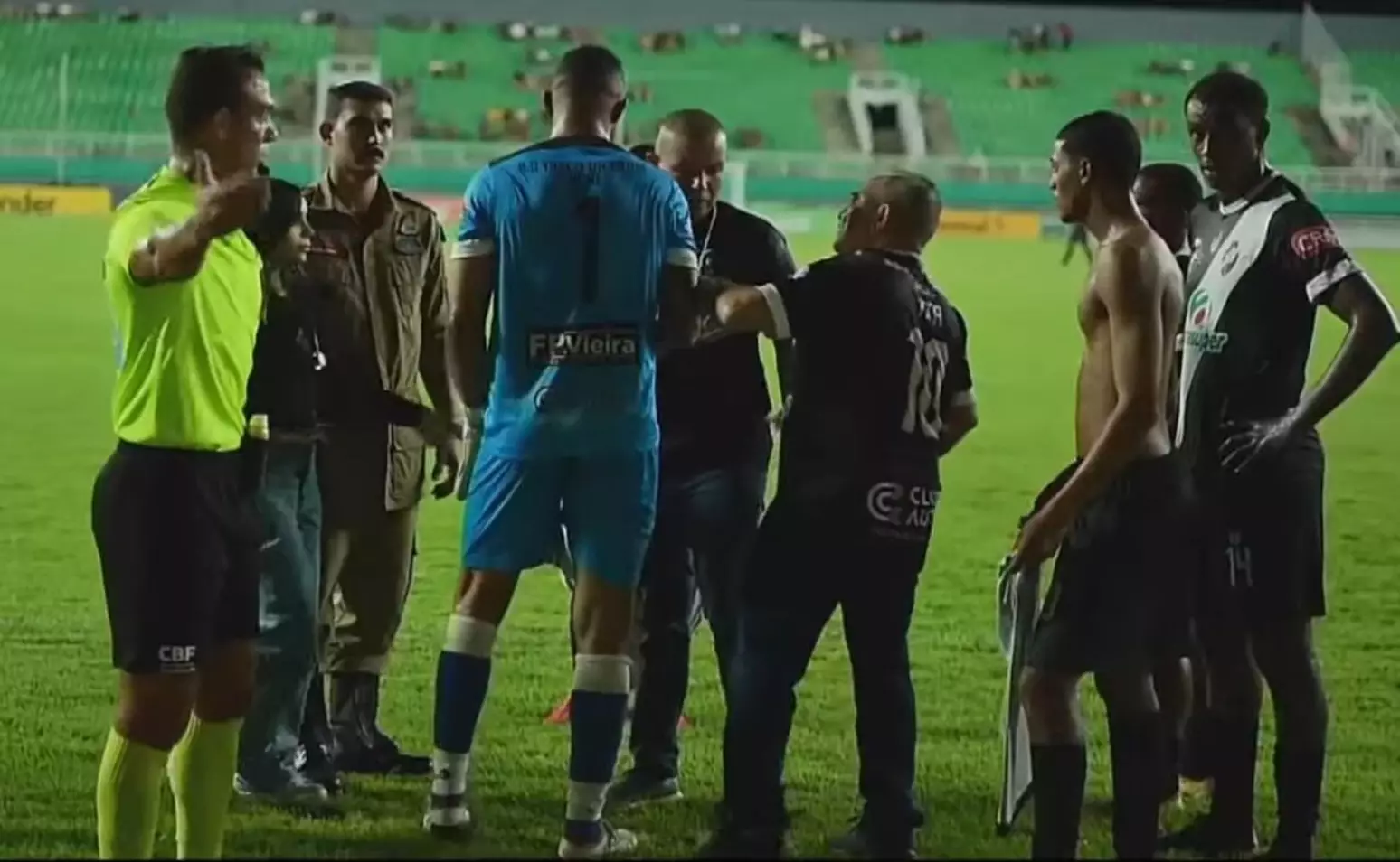 Goleiro Bruno recebe atendimento por Reprodução