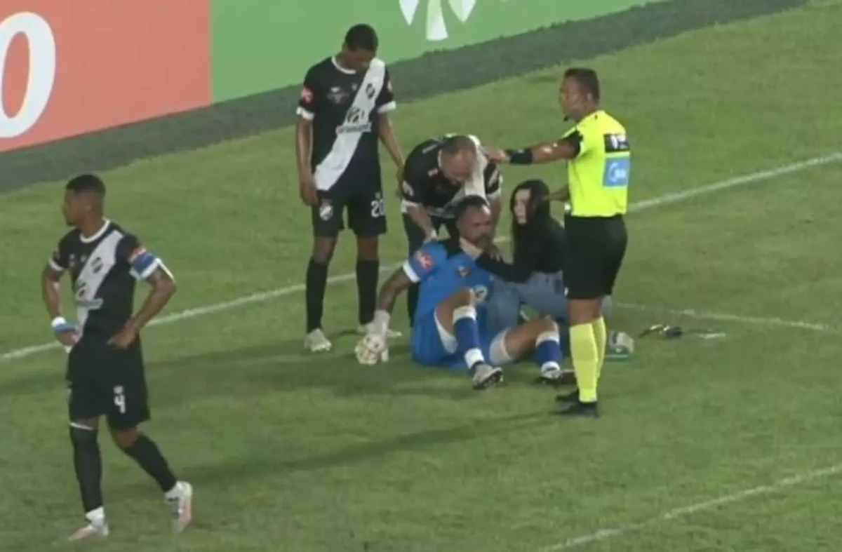 Goleiro Bruno recebe atendimento médico por Reprodução