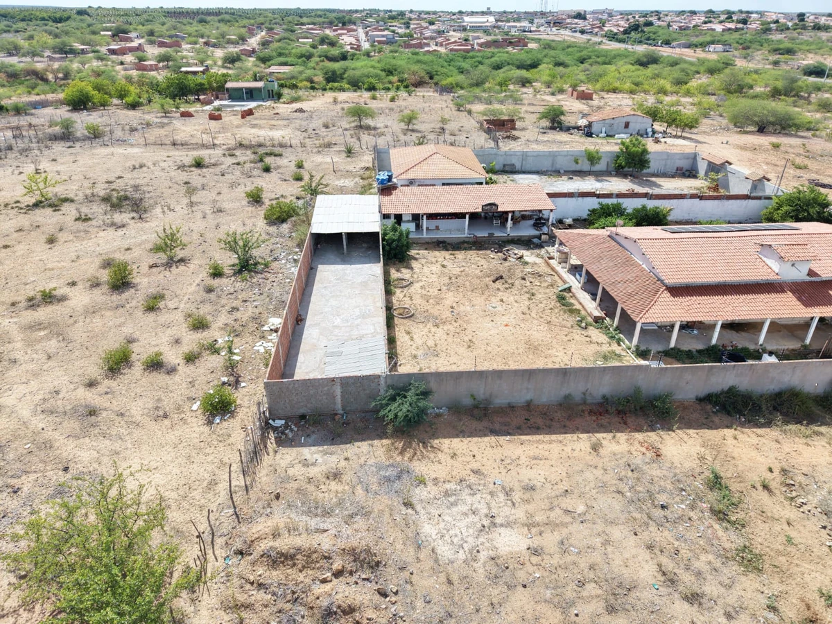 Havia uma separação de funções: os brasileiros trabalhavam, por diária, em uma etapa específica do processo de beneficiamento, enquanto os chineses compartilhavam as informações e proibiam os brasileiros de fazerem registros do que acontecia lá ou de comentar com outras pessoas. por Polícia Federal/Divulgação