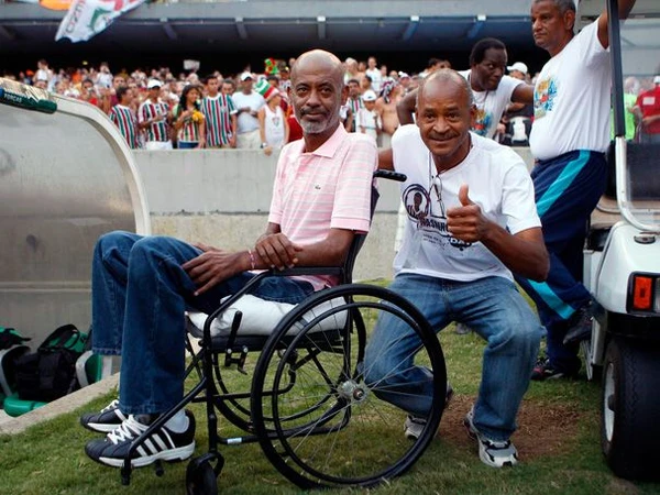 O ex-atacante, Washington César Santos, recebeu o diagnóstico de ELA em 2009. Com o avanço da doença, passou a ter limitações motoras severas e dificuldades na fala. Ele morreu em 2014, após cinco anos enfrentando a condição. por Divulgação/FFC