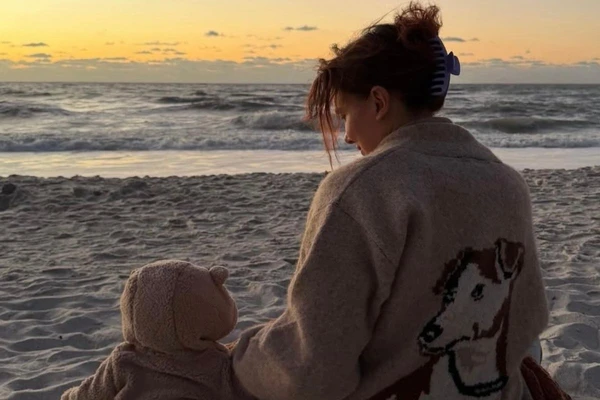 Millie Bobby Brown em registro raro ao lado da filha