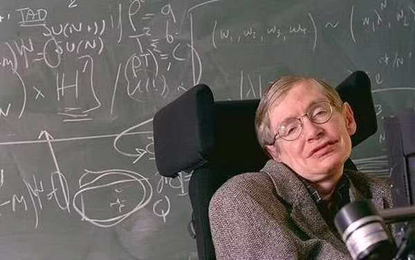 Um dos cientistas mais importantes do século 20, Stephen Hawking recebeu o diagnóstico ainda muito jovem, aos 21 anos e faleceu em 2018, aos 76 anos. por Reprodução/Wiki Commons