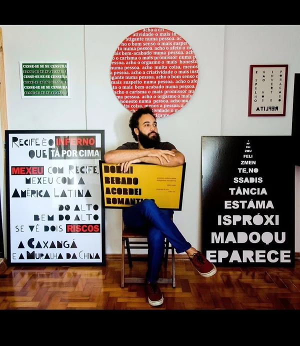 Tiago West e suas obras por Reprodução/ Redes sociais