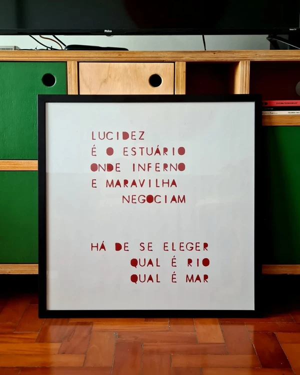 Tiago West e suas obras por Reprodução/ Redes sociais