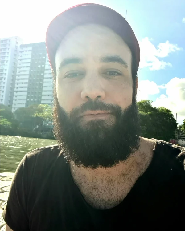 Tiago West e suas obras por Reprodução/ Redes sociais