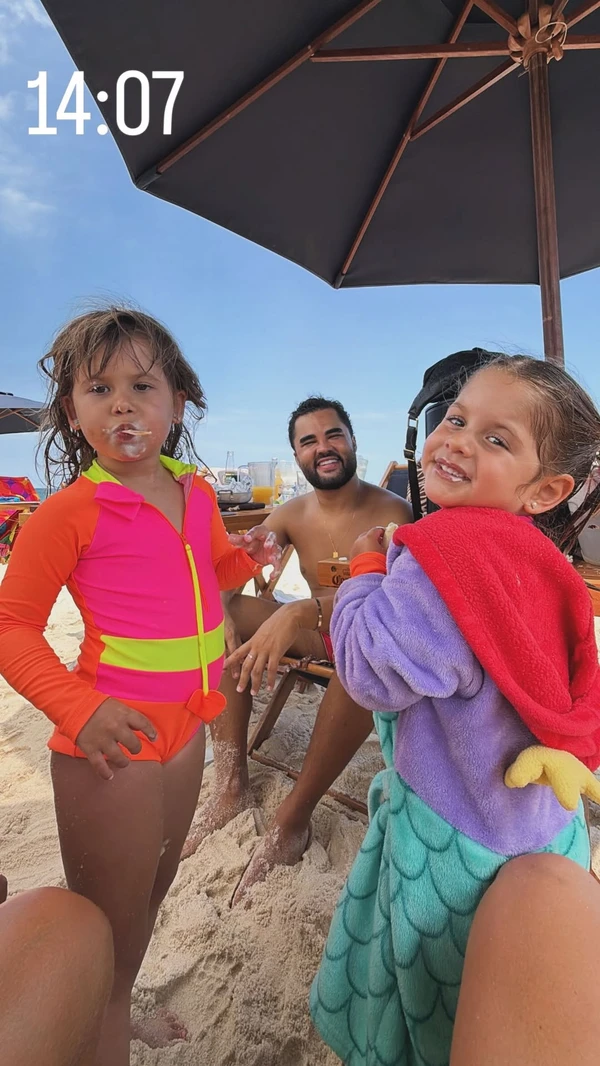 Virginia Fonseca curte dia de praia com os filhos e amigos no Rio de Janeiro por Reprodução/Instagram