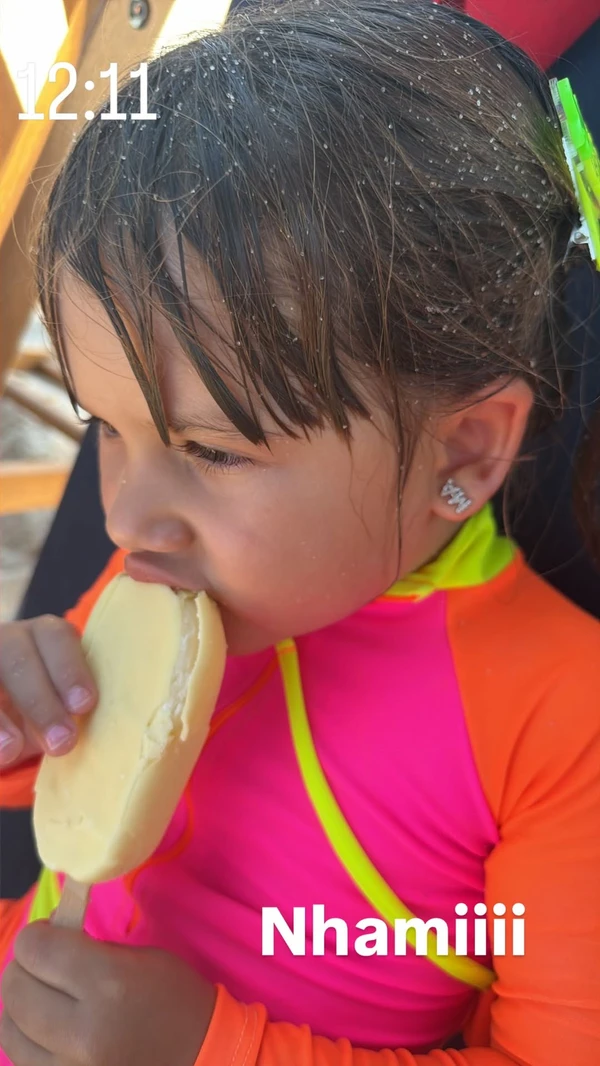 Virginia Fonseca curte dia de praia com os filhos e amigos no Rio de Janeiro por Reprodução/Instagram