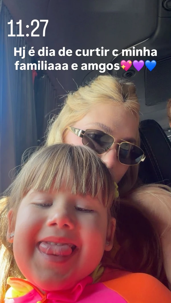 Virginia Fonseca curte dia de praia com os filhos e amigos no Rio de Janeiro por Reprodução/Instagram