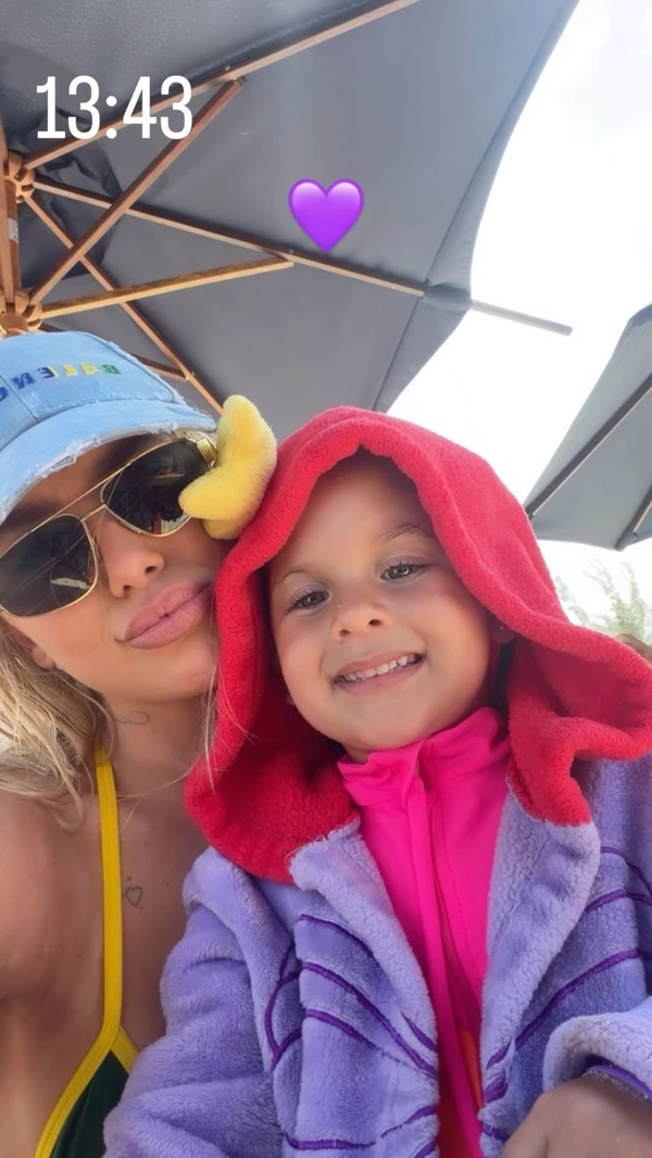 Virginia Fonseca curte dia de praia com os filhos e amigos no Rio de Janeiro por Reprodução/Instagram