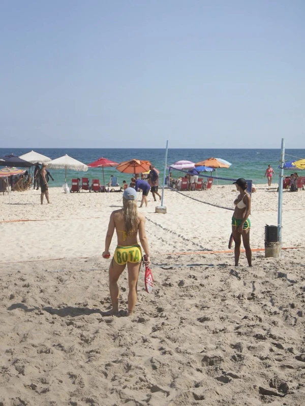 Virginia Fonseca curte dia de praia com os filhos e amigos no Rio de Janeiro por Reprodução/Instagram