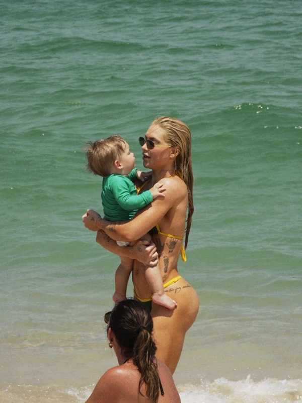 Virginia Fonseca curte dia de praia com os filhos e amigos no Rio de Janeiro por Reprodução/Instagram
