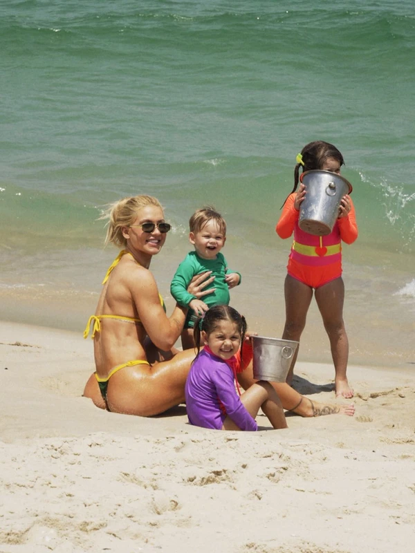Virginia Fonseca curte dia de praia com os filhos e amigos no Rio de Janeiro por Reprodução/Instagram