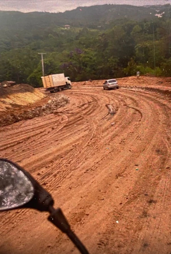 Estrada na Chapada Diamantina vira lamaçal com chuva em meio a obra por Reprodução