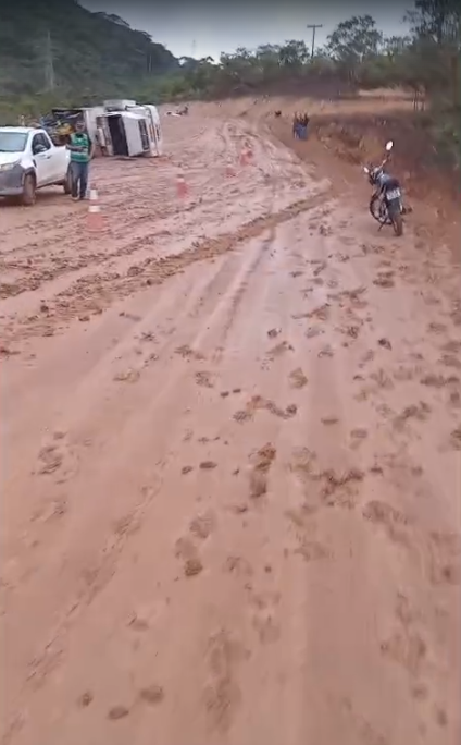Estrada na Chapada Diamantina vira lamaçal com chuva em meio a obra por Reprodução
