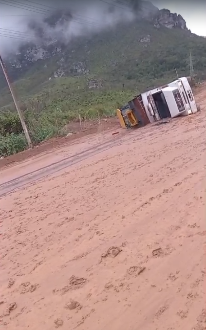 Estrada na Chapada Diamantina vira lamaçal com chuva em meio a obra por Reprodução