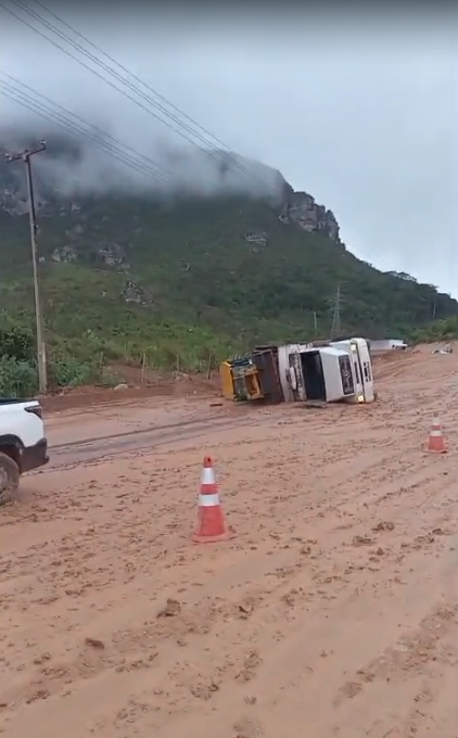 Estrada na Chapada Diamantina vira lamaçal com chuva em meio a obra por Reprodução