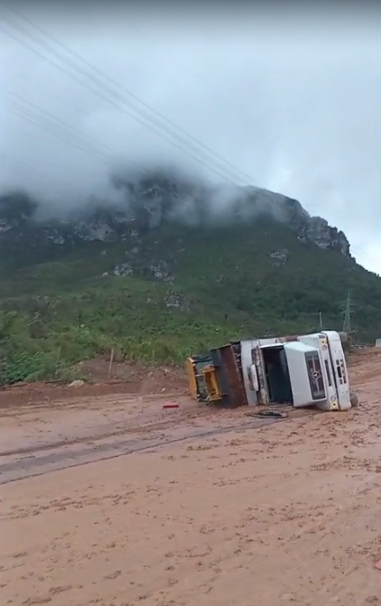 Estrada na Chapada Diamantina vira lamaçal com chuva em meio a obra por Reprodução