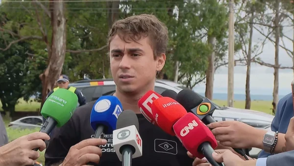 Nikolas Ferreira rebate críticas de Eduardo Bolsonaro em visita ao ex-presidente Jair Bolsonaro, na Papudinha
