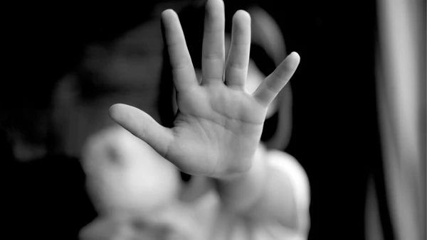 Para denunciar abuso sexual, ligue 180 por Reprodução