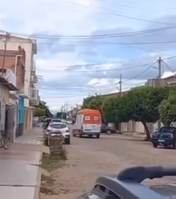 Uma ambulâcia da Samu chegou ao local mas precisou recuar com a intensificação dos disparos por Reprodução