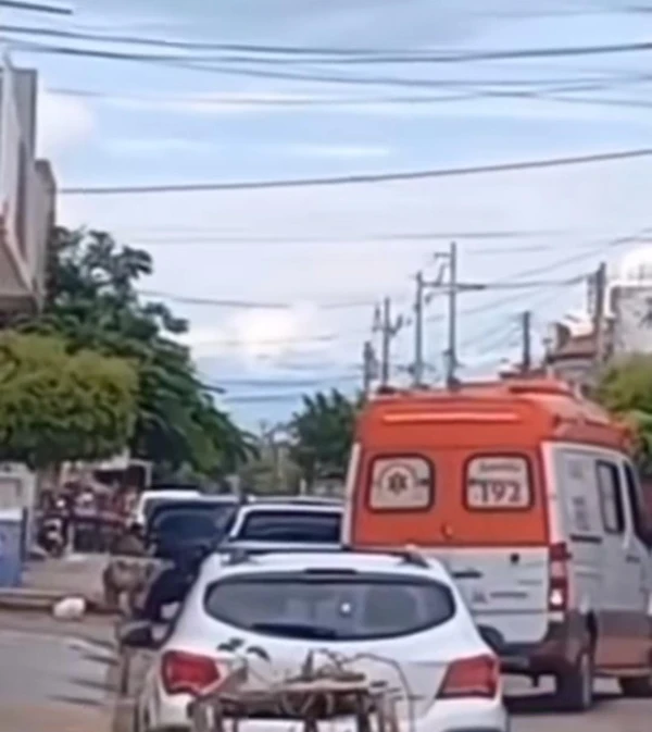 Uma ambulâcia da Samu chegou ao local mas precisou recuar com a intensificação dos disparos por Reprodução
