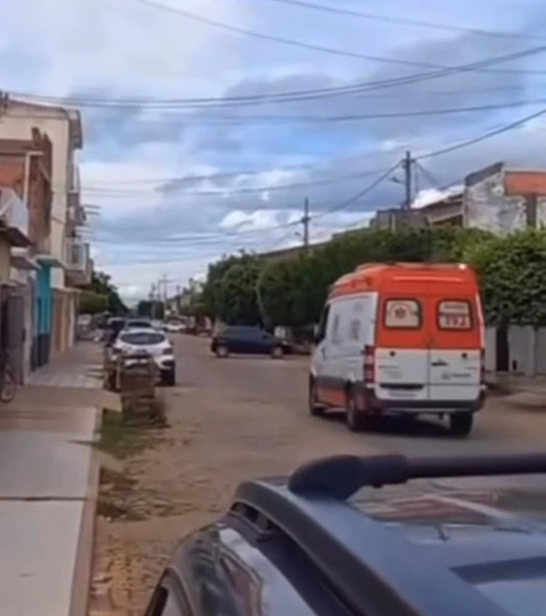 Uma ambulâcia da Samu chegou ao local mas precisou recuar com a intensificação dos disparos por Reprodução