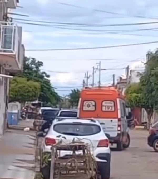 Uma ambulâcia da Samu chegou ao local mas precisou recuar com a intensificação dos disparos por Reprodução