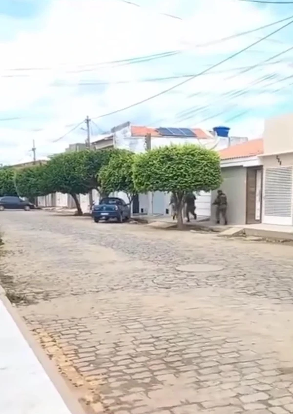 Policiais militares chegam até o local do tiroteio por Reprodução