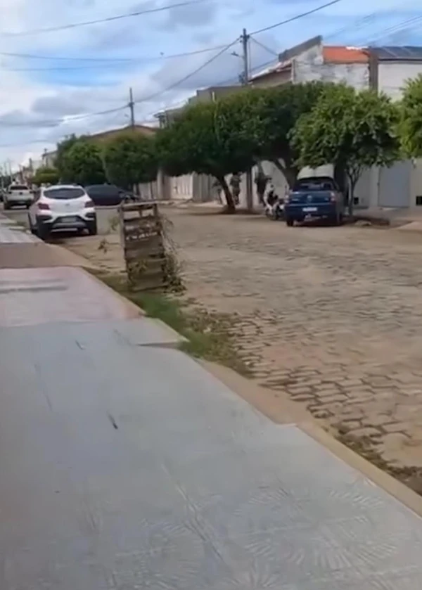 Policiais militares chegam até o local do tiroteio por Reprodução