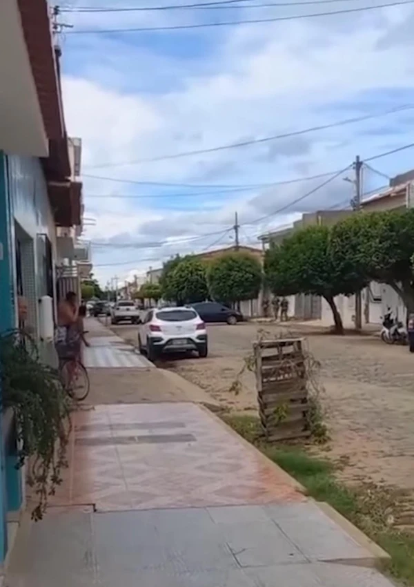 Policiais militares chegam até o local do tiroteio por Reprodução