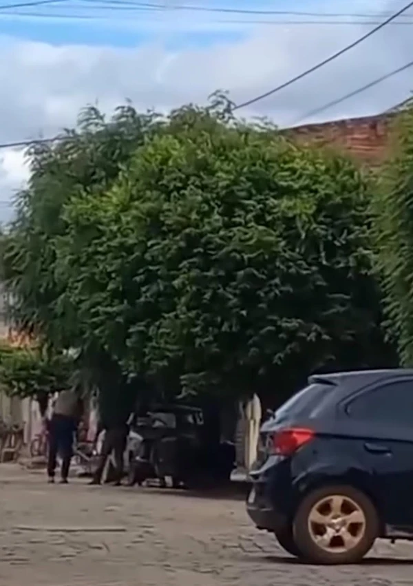 Policiais militares chegam até o local do tiroteio por Reprodução