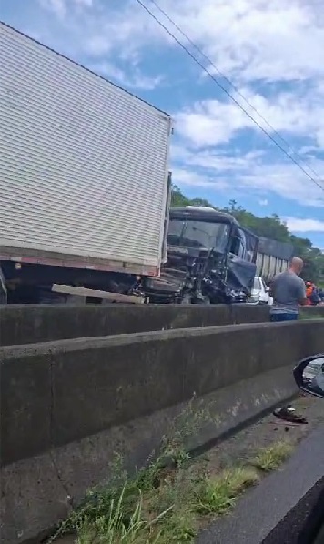 Acidente envolvendo 13 veículos deixa seis pessoas feridas na BR 324; trecho foi interditado por Reprodução