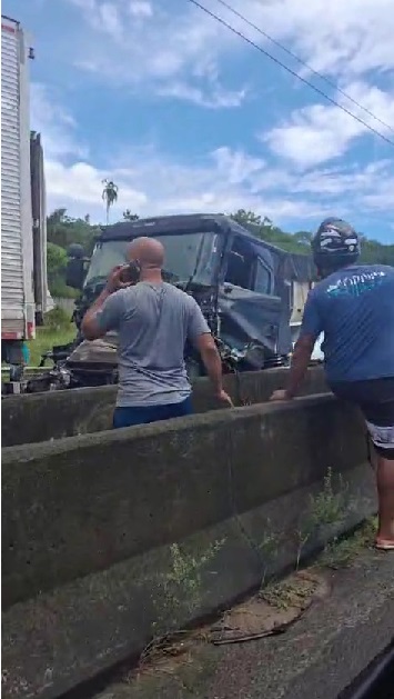 Acidente envolvendo 13 veículos deixa seis pessoas feridas na BR 324; trecho foi interditado por Reprodução