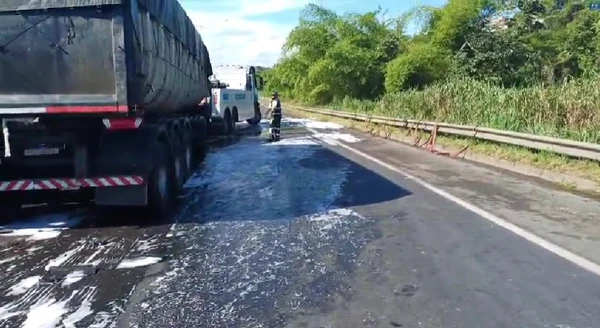 Acidente envolvendo 13 veículos deixa seis pessoas feridas na BR 324; trecho foi interditado por Reprodução