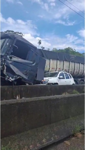 Acidente envolvendo 13 veículos deixa seis pessoas feridas na BR 324; trecho foi interditado por Reprodução