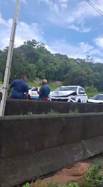 Acidente envolvendo 13 veículos deixa seis pessoas feridas na BR 324; trecho foi interditado por Reprodução