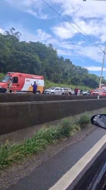 Acidente envolvendo 13 veículos deixa seis pessoas feridas na BR 324; trecho foi interditado por Reprodução