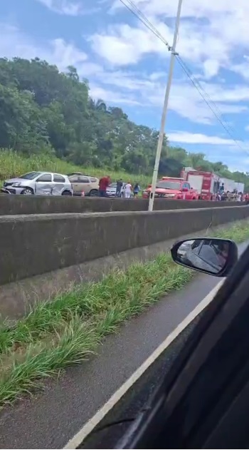 Acidente envolvendo 13 veículos deixa seis pessoas feridas na BR 324; trecho foi interditado por Reprodução