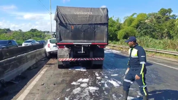 Acidente envolvendo 13 veículos deixa seis pessoas feridas na BR 324; trecho foi interditado por Reprodução