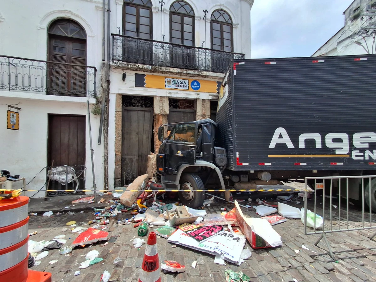 Caminhão desgovernado atinge barracas e prédios históricos no Pelourinho